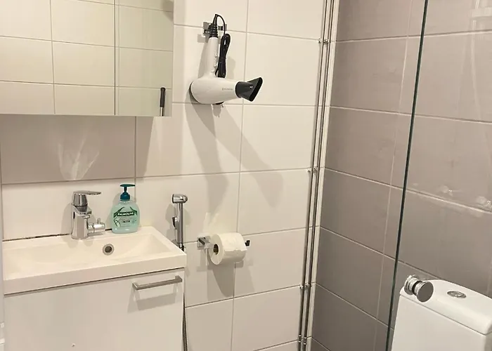 Lovely Next To The Train Station Апартаменты